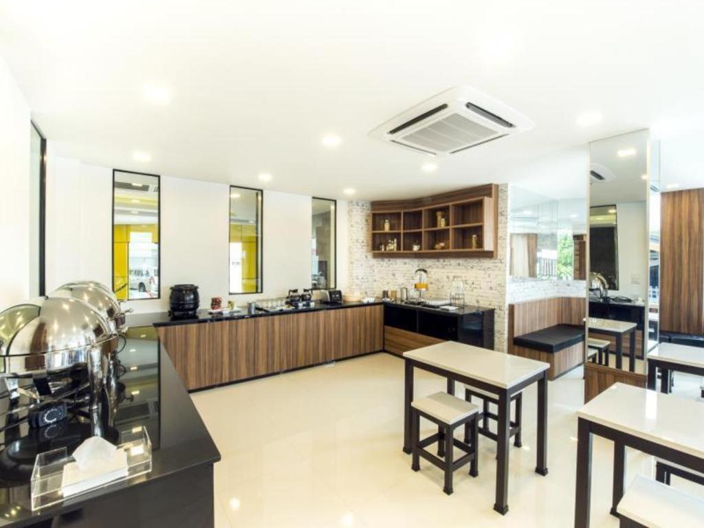 The Circle Hotel Buriram Extérieur photo