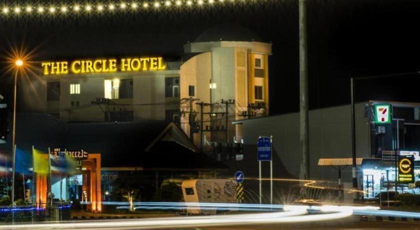 The Circle Hotel Buriram Extérieur photo
