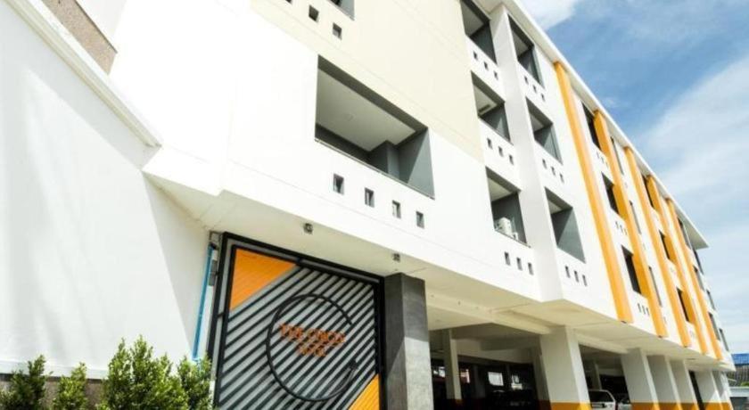 The Circle Hotel Buriram Extérieur photo