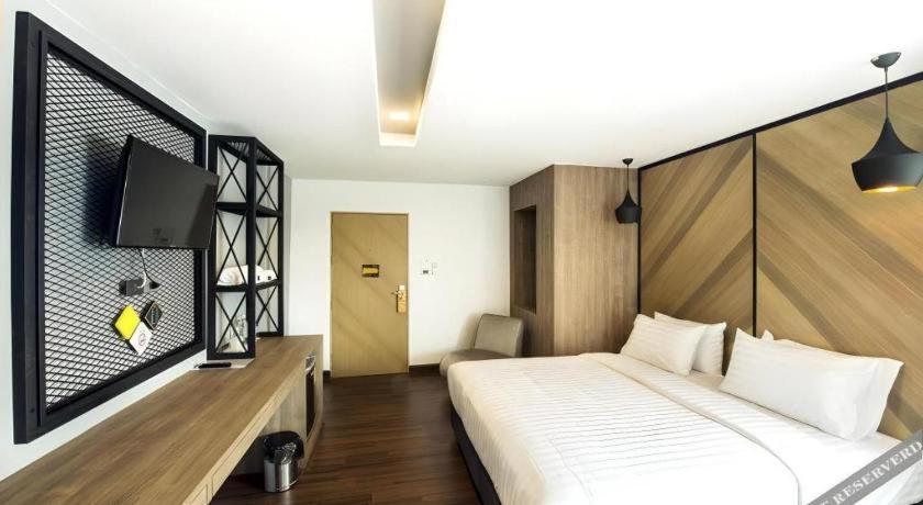 The Circle Hotel Buriram Extérieur photo